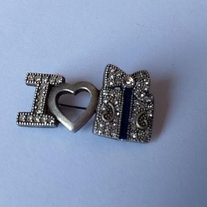 "I love Gifts" Pin